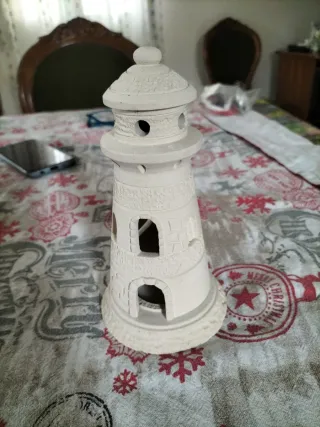 faro in ceramica con candela all'interno