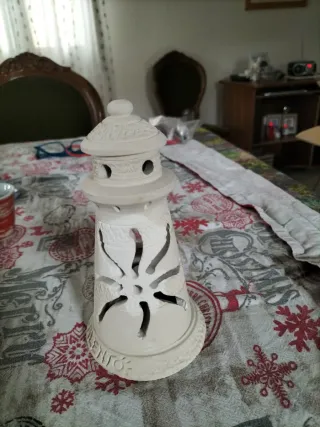 faro in ceramica con candela all'interno