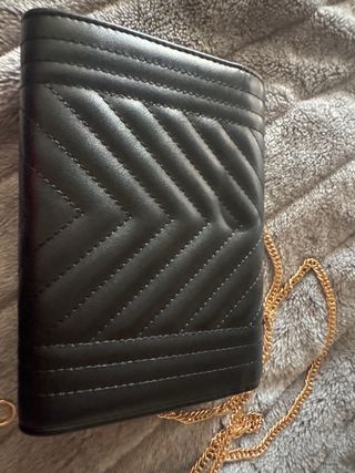 borsetta nera con dettagli oro