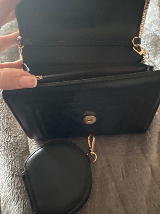 borsetta nera con dettagli oro