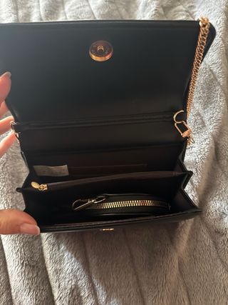 borsetta nera con dettagli oro