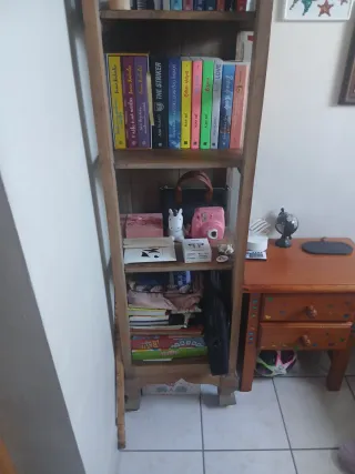 Estantería de madera maciza