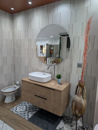 Mueble de baño con lavabo y espejo