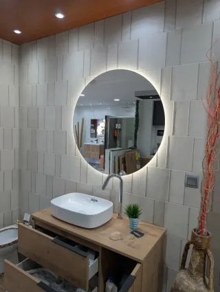 Mueble de baño con lavabo y espejo