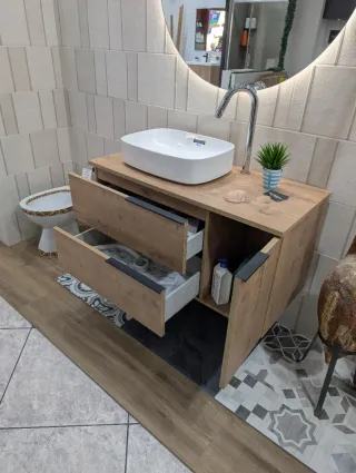 Mueble de baño con lavabo y espejo