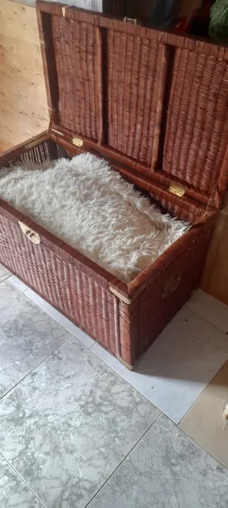 Baúl de mimbre con asas metalicas