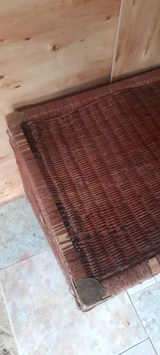 Baúl de mimbre con asas metalicas