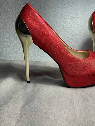 Zapatos de tacón rojos con detalles dorados