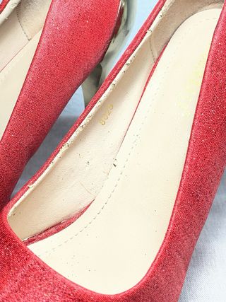 Zapatos de tacón rojos con detalles dorados