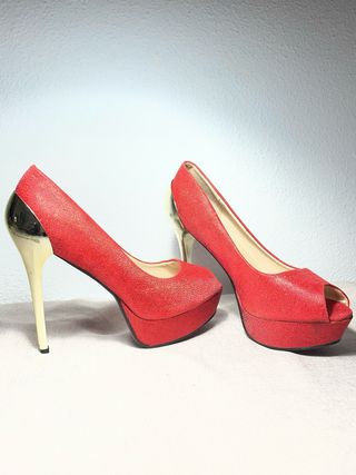 Zapatos de tacón rojos con detalles dorados