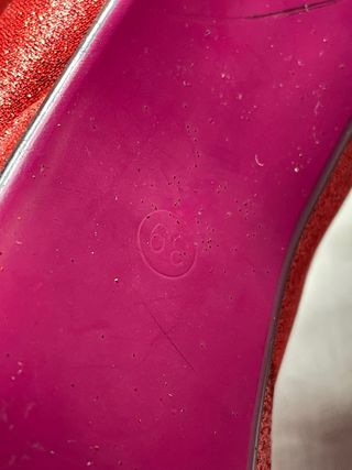 Zapatos de tacón rojos con detalles dorados