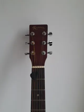 Guitarra acústica con soporte y fonda