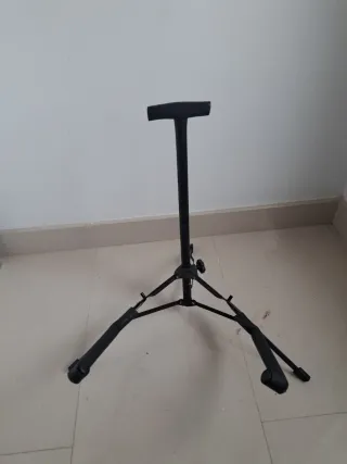 Guitarra acústica con soporte y fonda