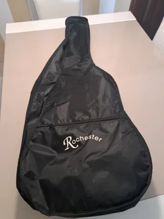 Guitarra acústica con soporte y fonda