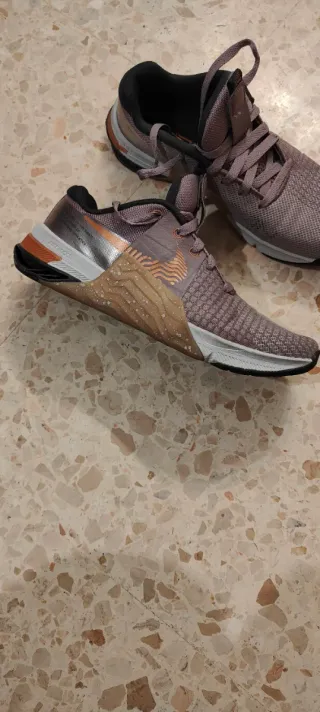 Zapatillas Nike Metcon grises y negras