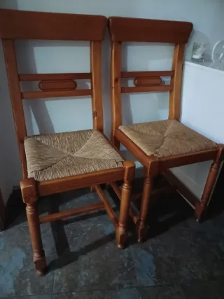 Juego de 2 sillas de madera y mimbre
