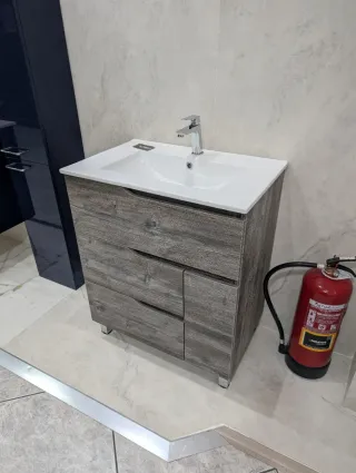 Mueble de baño con lavabo y espejo de regalo