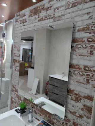 Mueble de baño con lavabo y espejo de regalo