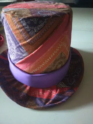 Mantello e cappello fatto a mano