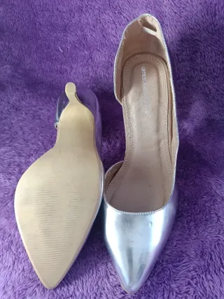 Zapatos de tacón plateados