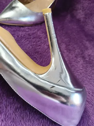 Zapatos de tacón plateados
