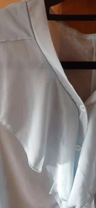 Blusa azul claro con volantes