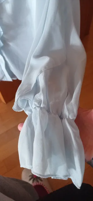 Blusa azul claro con volantes