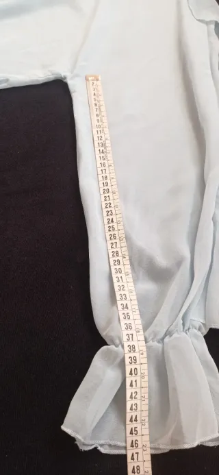 Blusa azul claro con volantes