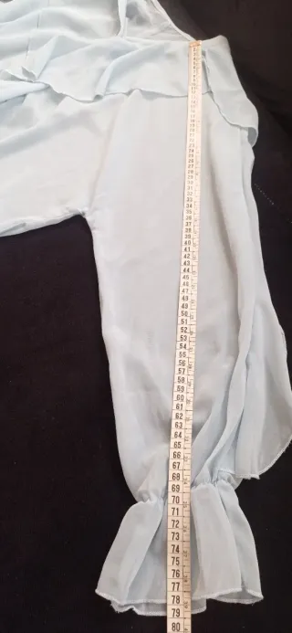 Blusa azul claro con volantes