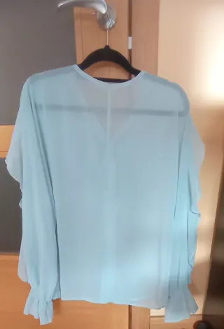 Blusa azul claro con volantes