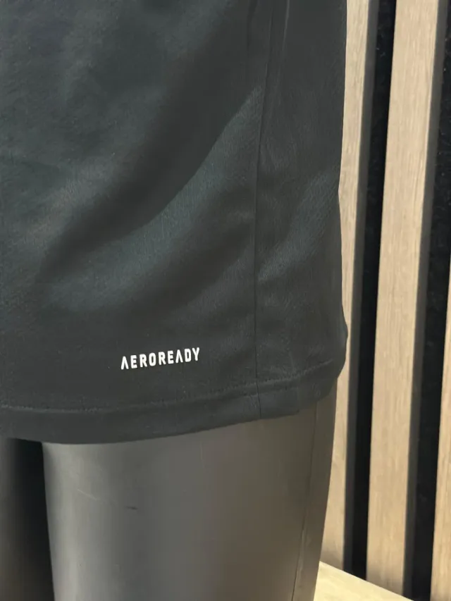 Camiseta Adidas Negra con Rayas Blancas