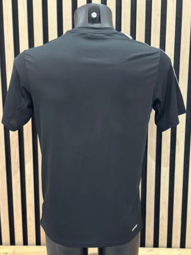 Camiseta Adidas Negra con Rayas Blancas