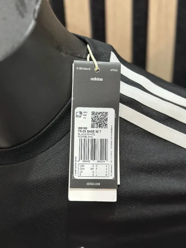 Camiseta Adidas Negra con Rayas Blancas