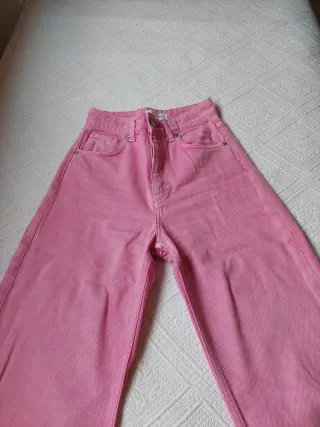 Pantalón ancho deshilachado