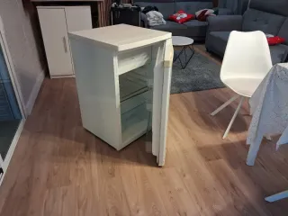 Nevera pequeña blanca