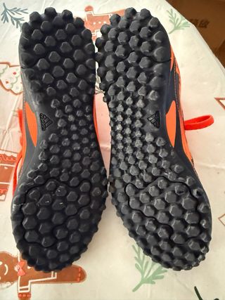 Botas de fútbol naranjas y negras