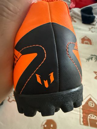Botas de fútbol naranjas y negras