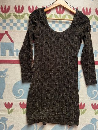 Vestido negro con detalles dorados