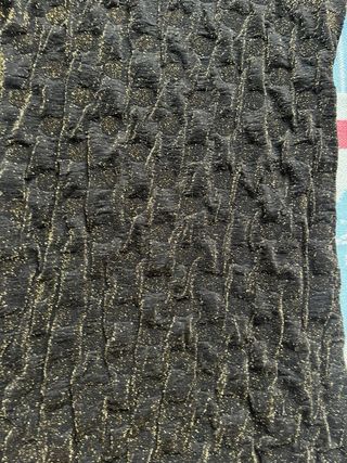 Vestido negro con detalles dorados