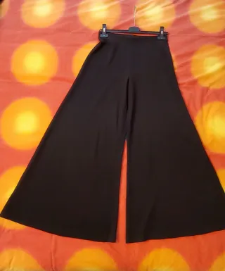 Pantaloni neri a zampa