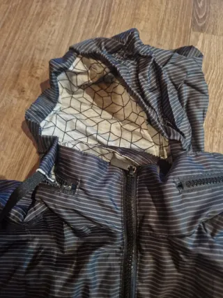 Chaqueta impermeable con rayas