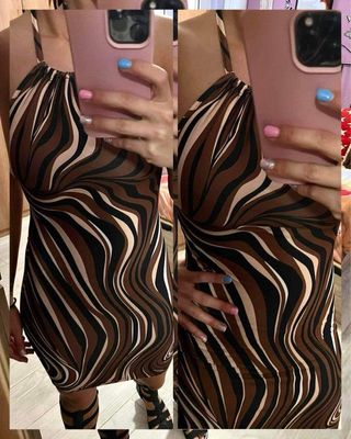 Vestido ajustado marrón con estampado.