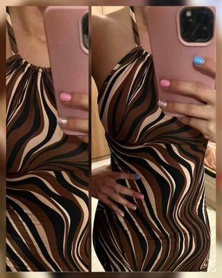 Vestido ajustado marrón con estampado.