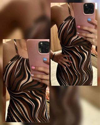 Vestido ajustado marrón con estampado.