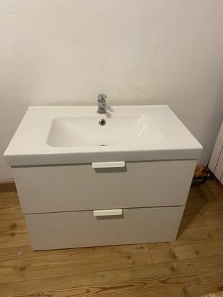 Mueble de baño blanco con lavabo y cajones