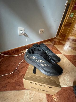 Adidas Yeezy Boost 700 V3 Talla 43