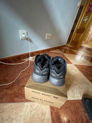 Adidas Yeezy Boost 700 V3 Talla 43
