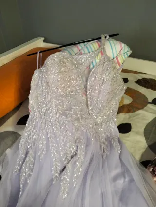 Vestido de fiesta púrpura y plateado