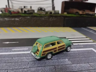 Kinsmart 1949 Woody Wagon 1:82