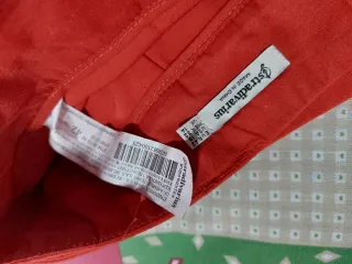 Pantalón corto rojo con cinturón